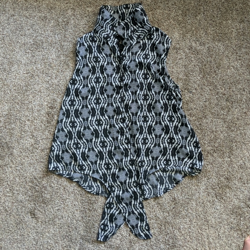 Black and white designed blouse.